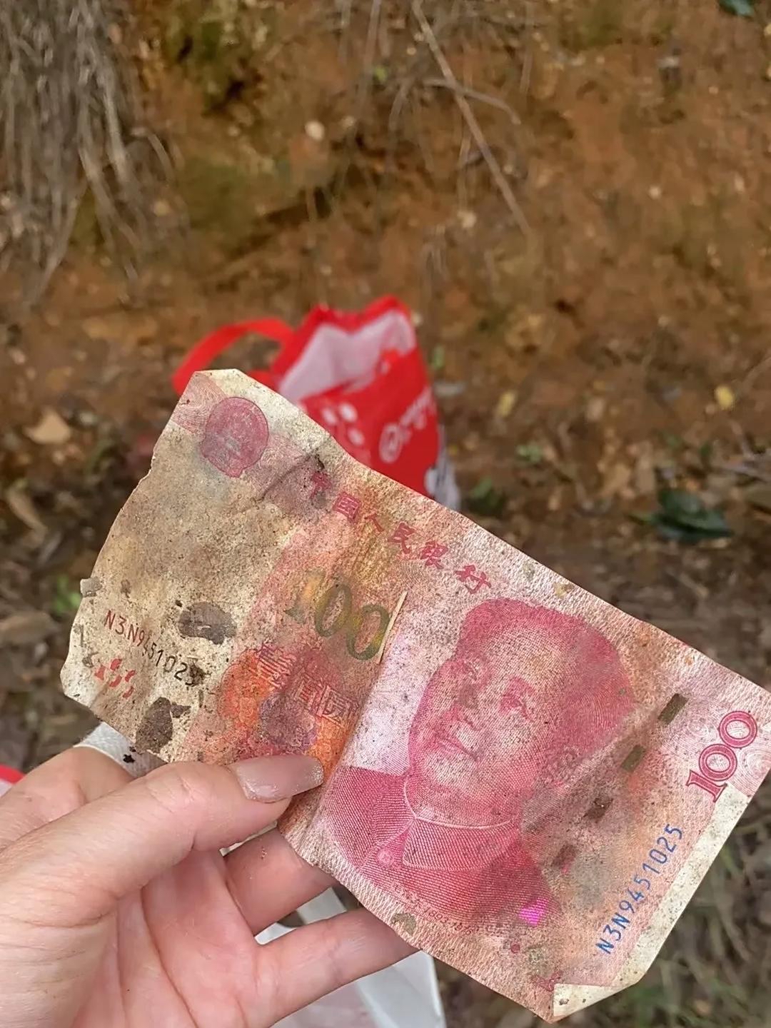 我朋友在旁边一个劲劝我扔了,说路边的钱不