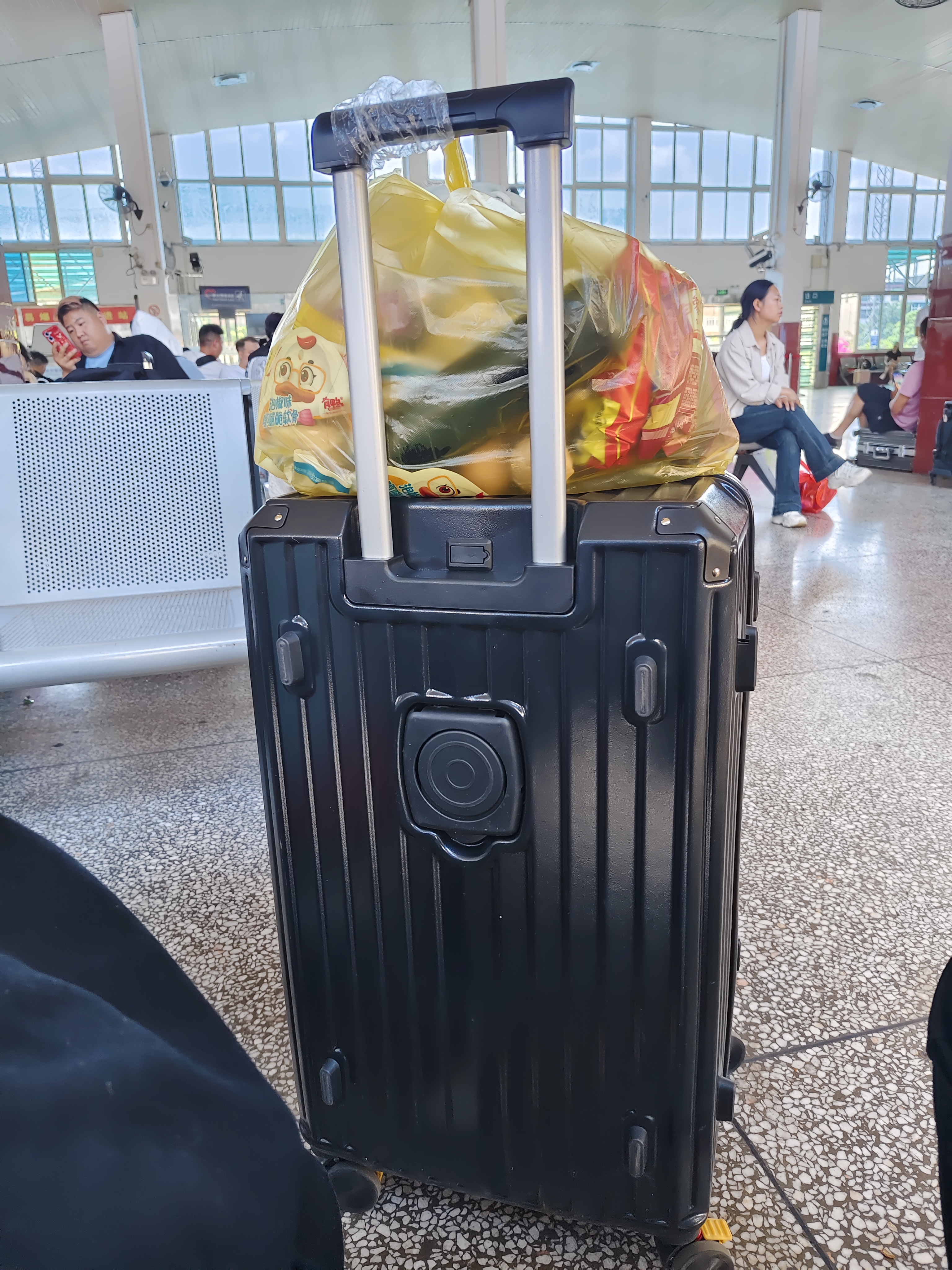 旅行的路上必然是艰辛,在路上我要拉着密码箱,还要熬慢长的时间,白天