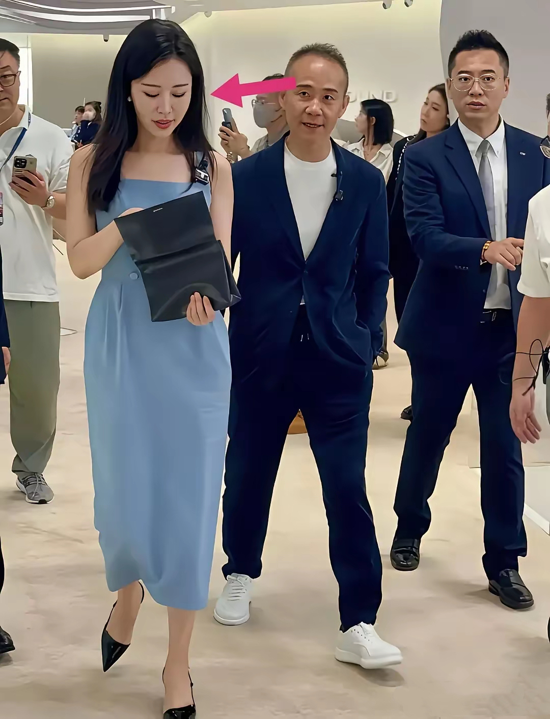 74岁万科创始人王石秒变小迷弟出席活动跟随小30岁娇妻田朴珺左右