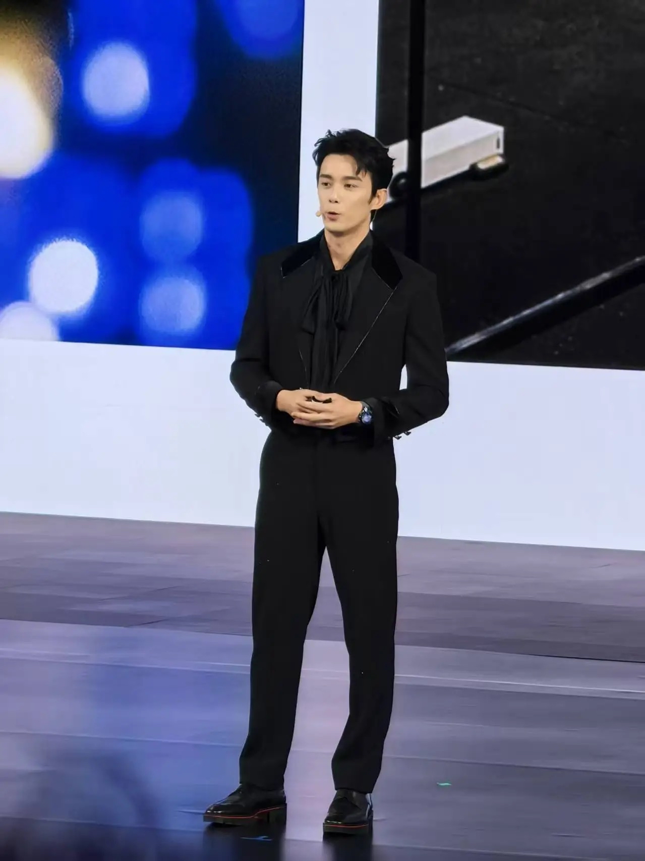 吴磊活动路透一出场现场欢呼声一片吴磊穿着一身西装身姿挺拔走路
