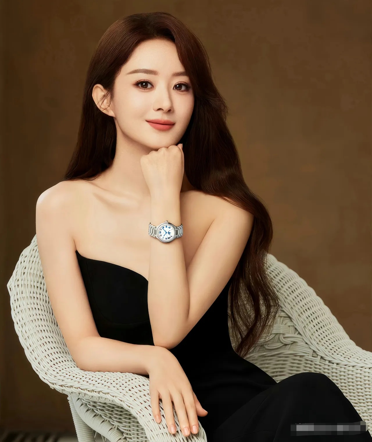 赵丽颖身穿黑色v领长裙icon,露出优越锁骨,黑色长裙设计凸显曲线