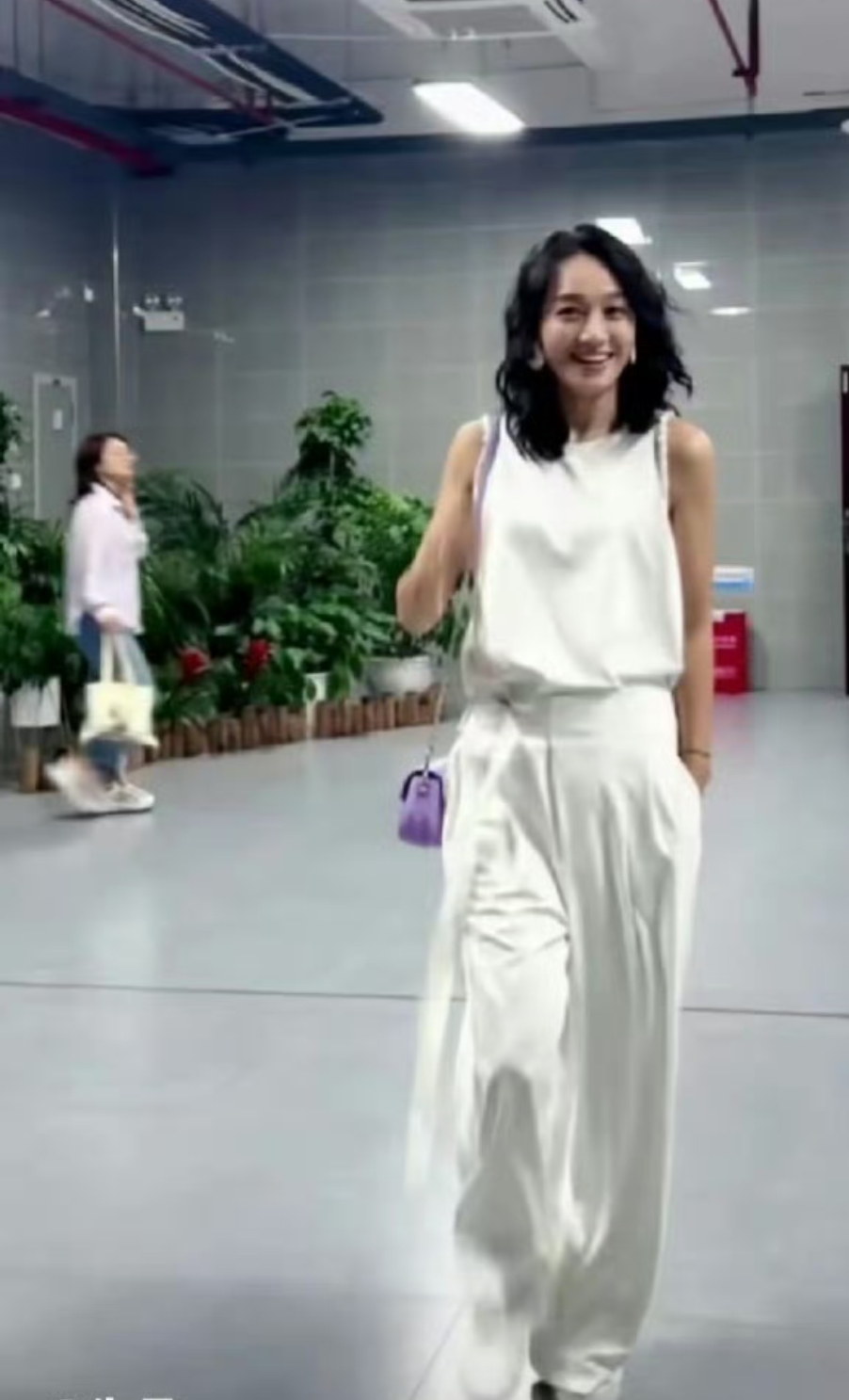 朱丹的官方身高是170,这样看肯定有170多,好奇怪,怎么这么高