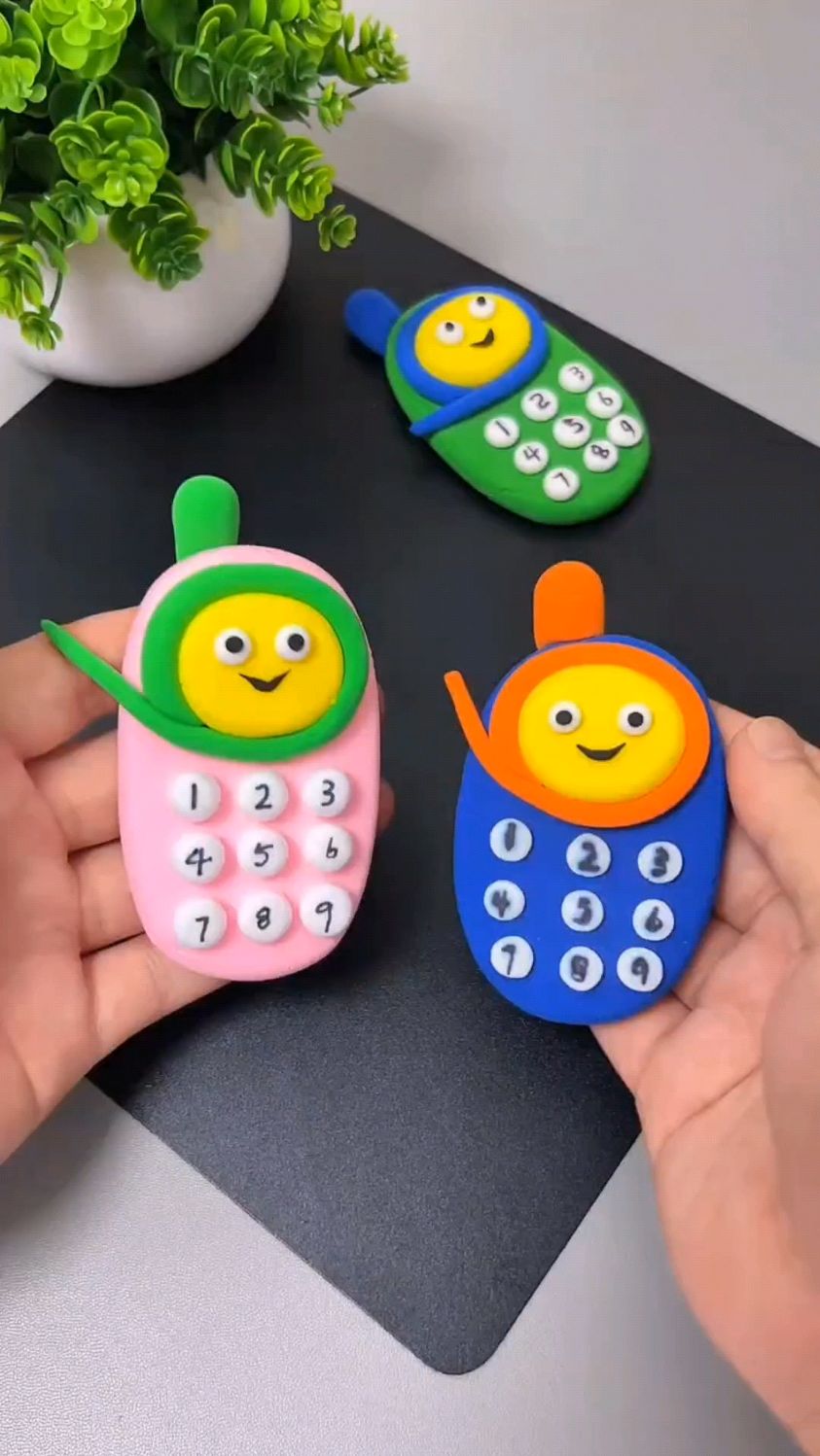 彩泥做可爱的小棒棒机