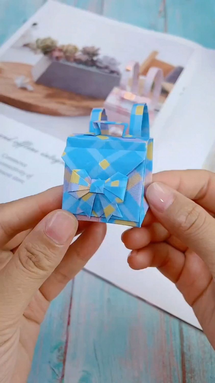 教你用彩纸折可爱迷你的小书包