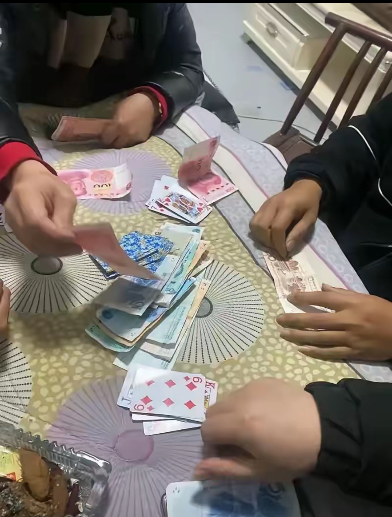 在赌桌上努力了一天侄娜┐ 赌博赌桌上的照片高清微信赌赢
