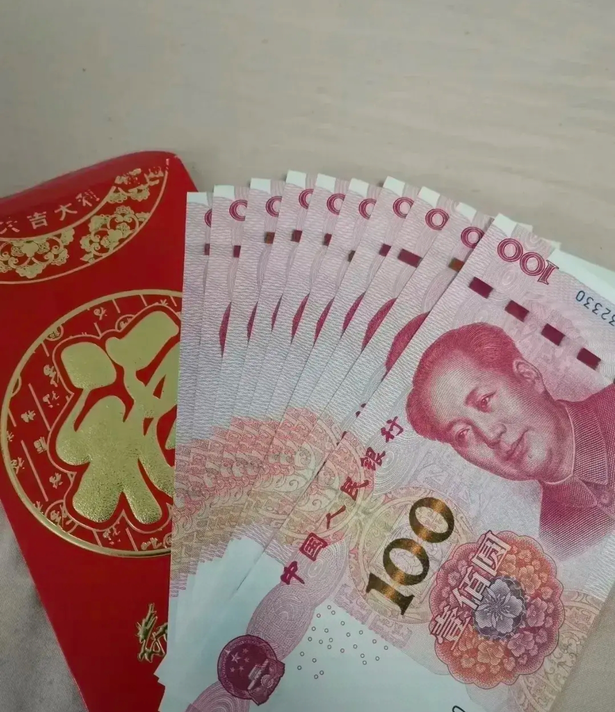 快过年了,给了我妈1000块钱,我妈接过钱后一句话都没说