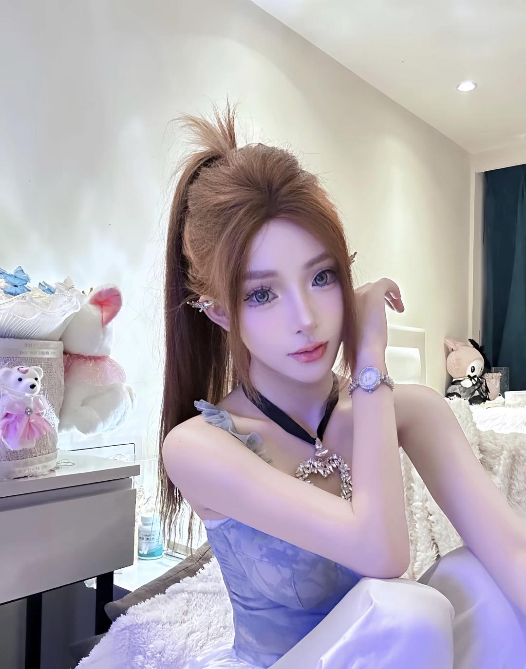 图片中是一位年轻女性她扎着高马尾发型头发颜色偏浅棕或金色