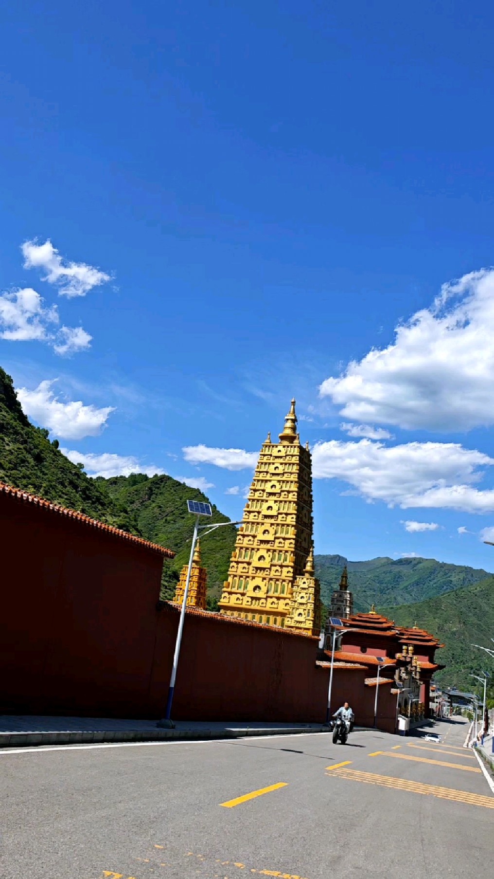 五台山大宝寺,蓝天白云,庄严清净