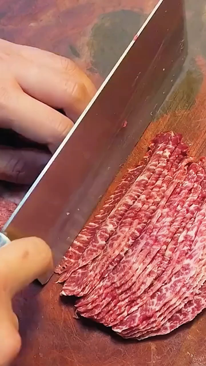 用刀先切的雪花牛肉