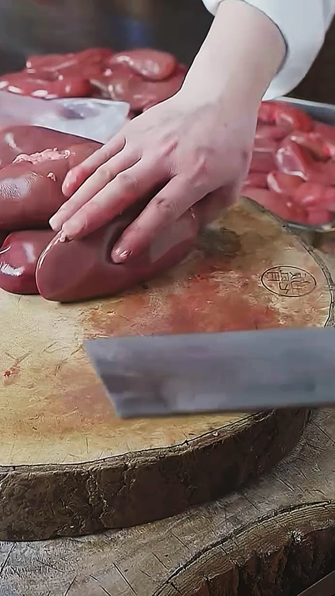 用菜刀快速切猪腰子