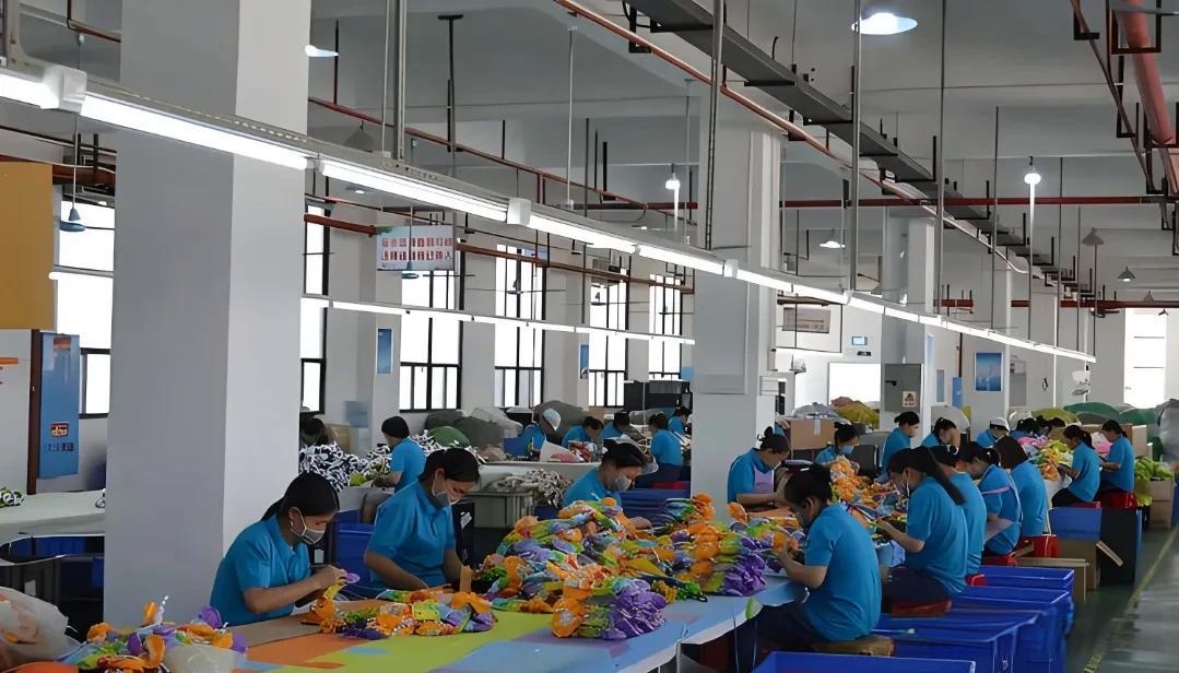 我有个老乡,18岁就进了东莞一家玩具厂,一直干到现在50岁,岗位是车间