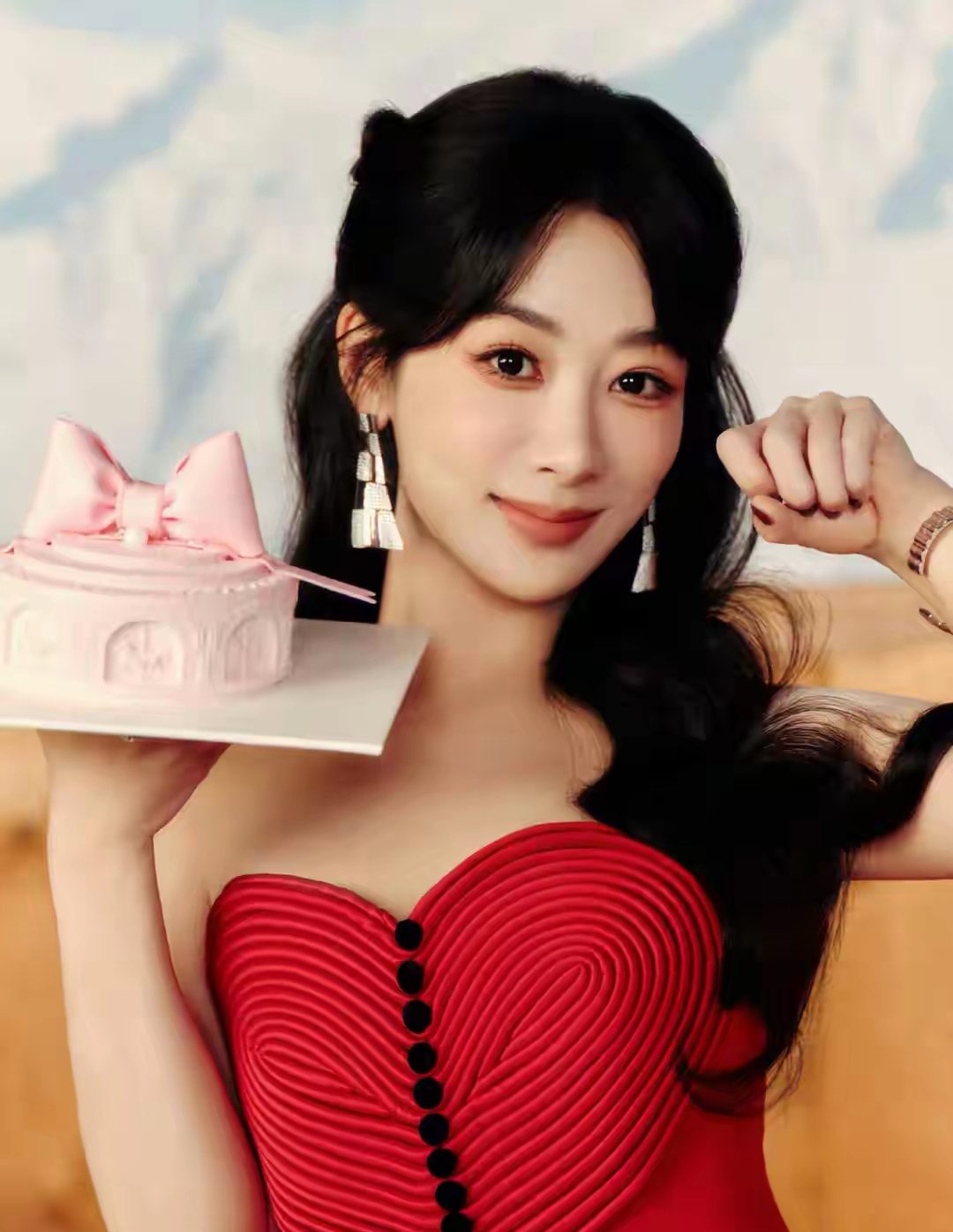 杨紫生日排场拉满!品牌齐送福,李现八年庆生太好嗑!