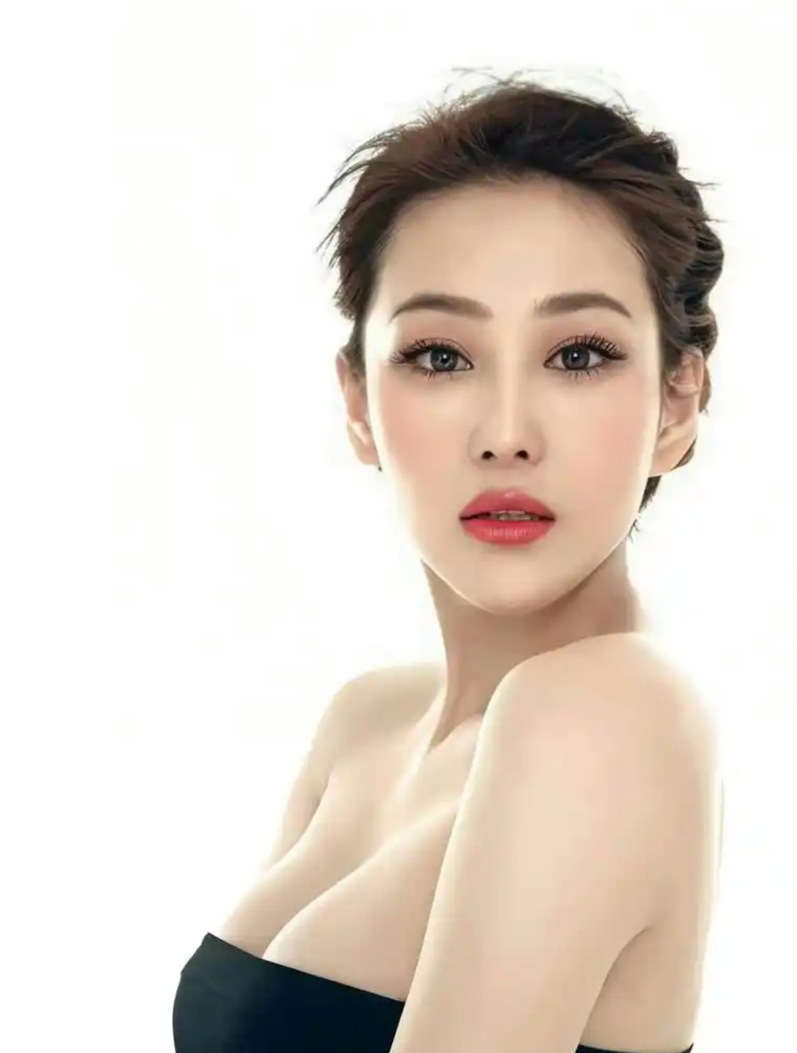 张馨予的写真照真是让人眼前一亮,她那深v领的装扮,显得身材特别丰满