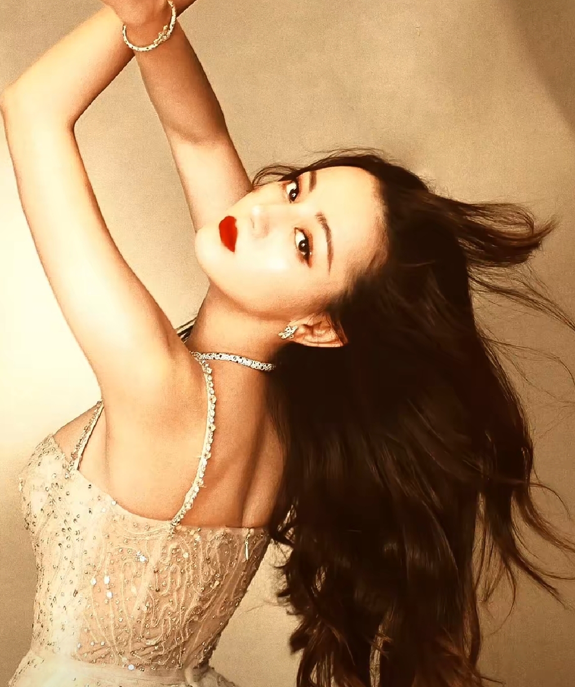 迪丽热巴,她身着一袭白色吊带礼服,礼服上闪烁的亮片如同夜空中的繁星