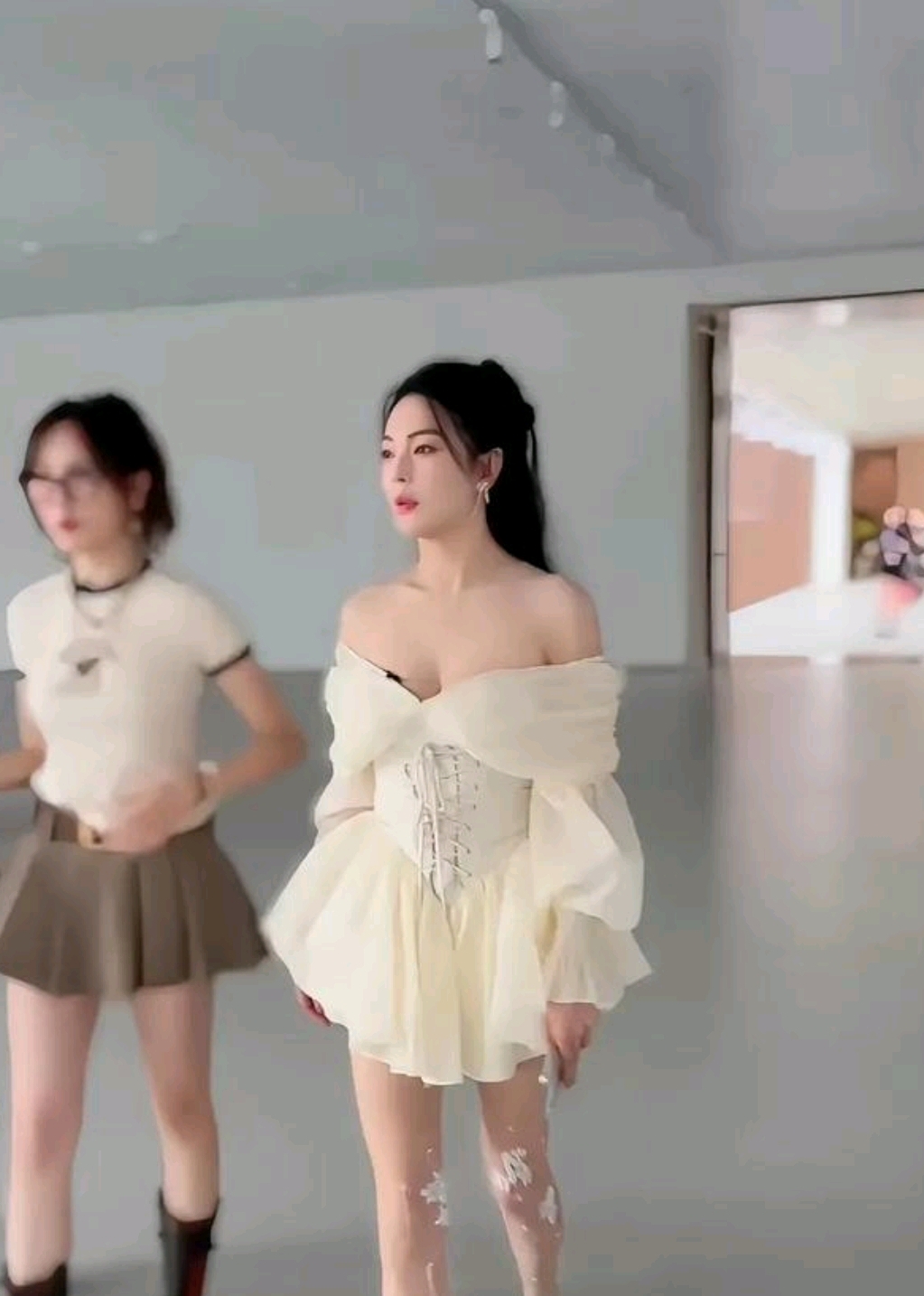 女明星,美女张雨绮,她身着一袭米白色露肩连衣裙,裙摆如花瓣般轻盈