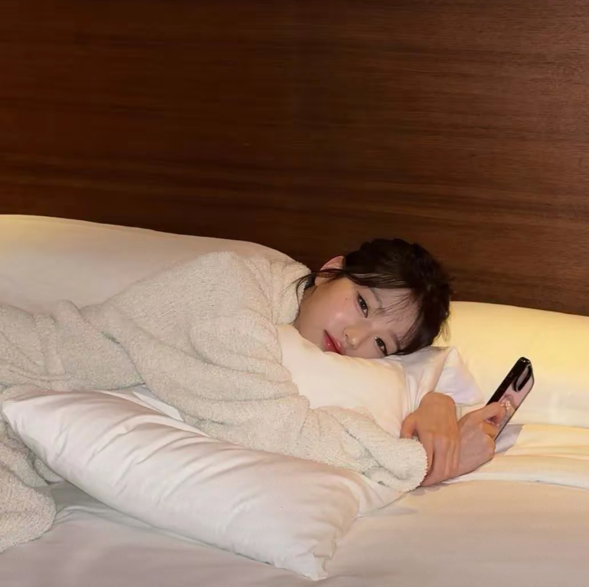的照片韩国女星陪睡照片女明星躺着美图韩国女星床照片床上躺着的美女