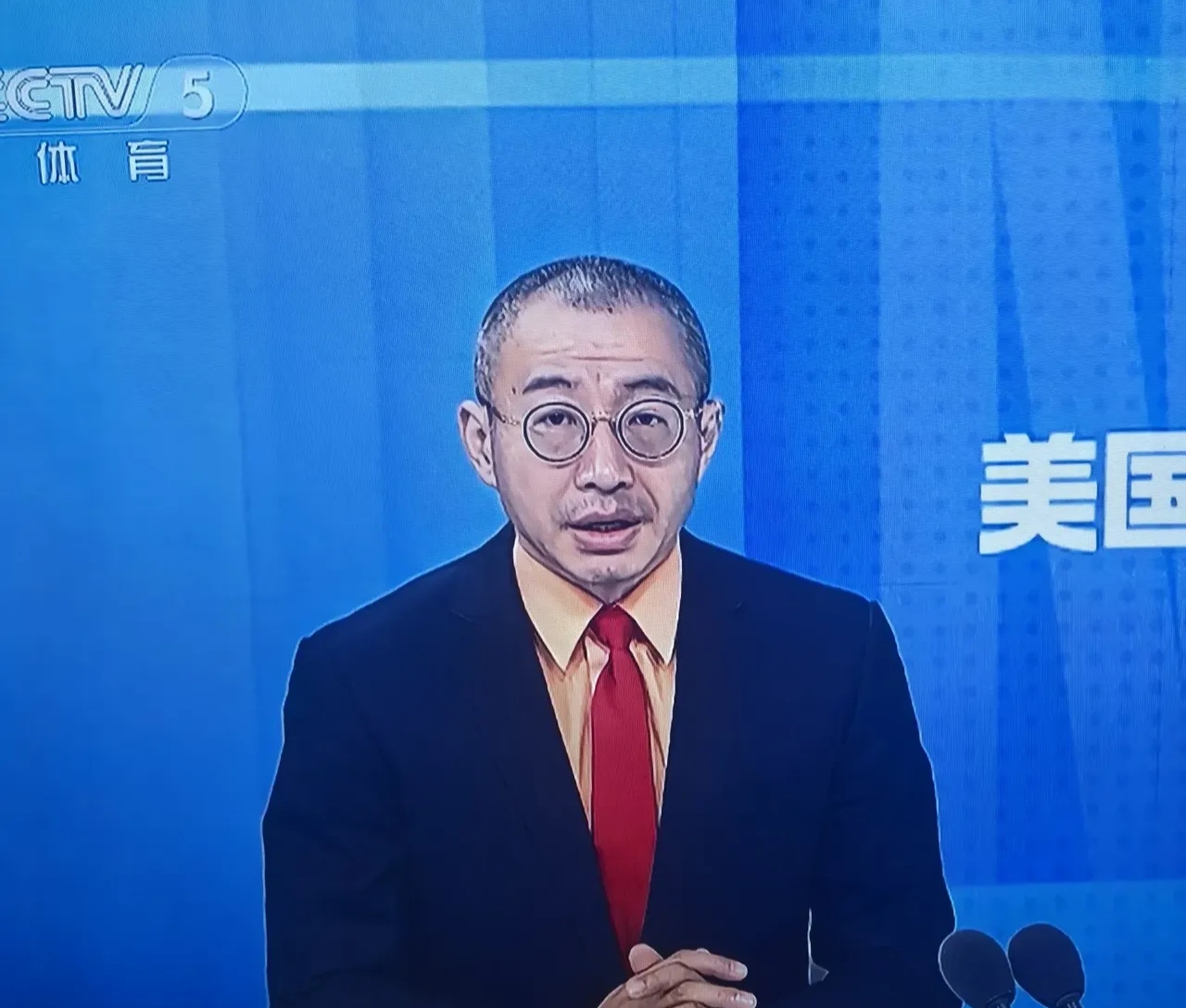 此君叫于嘉,是央视体育频道著名节目主持人,专门讲解美国nba比赛赛况