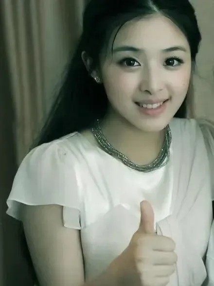 刷到一张张含韵20多岁时的照片