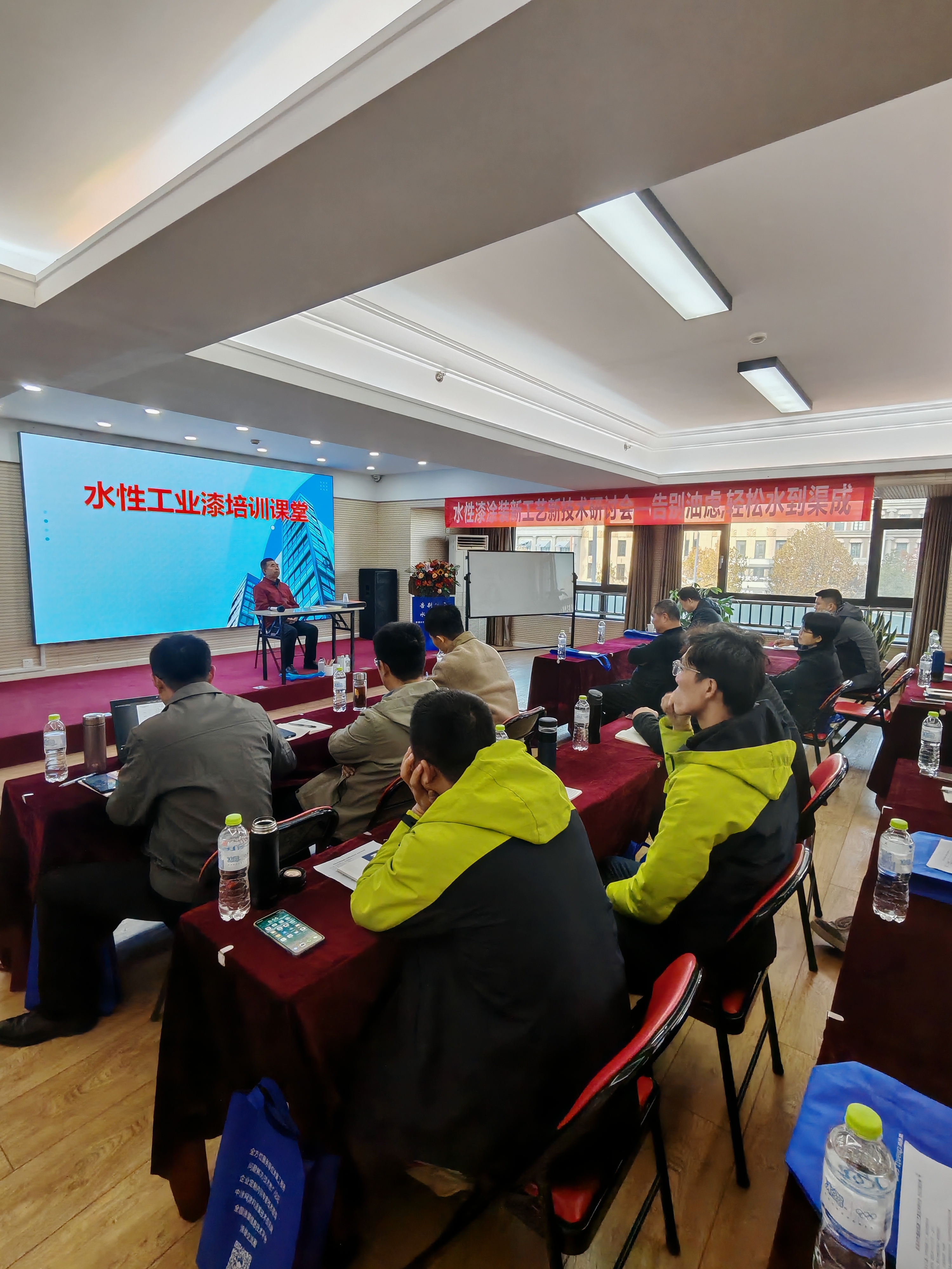 首届水性漆涂装新工艺新技术研讨会在青岛举行 兴国水漆创始人刘炳义