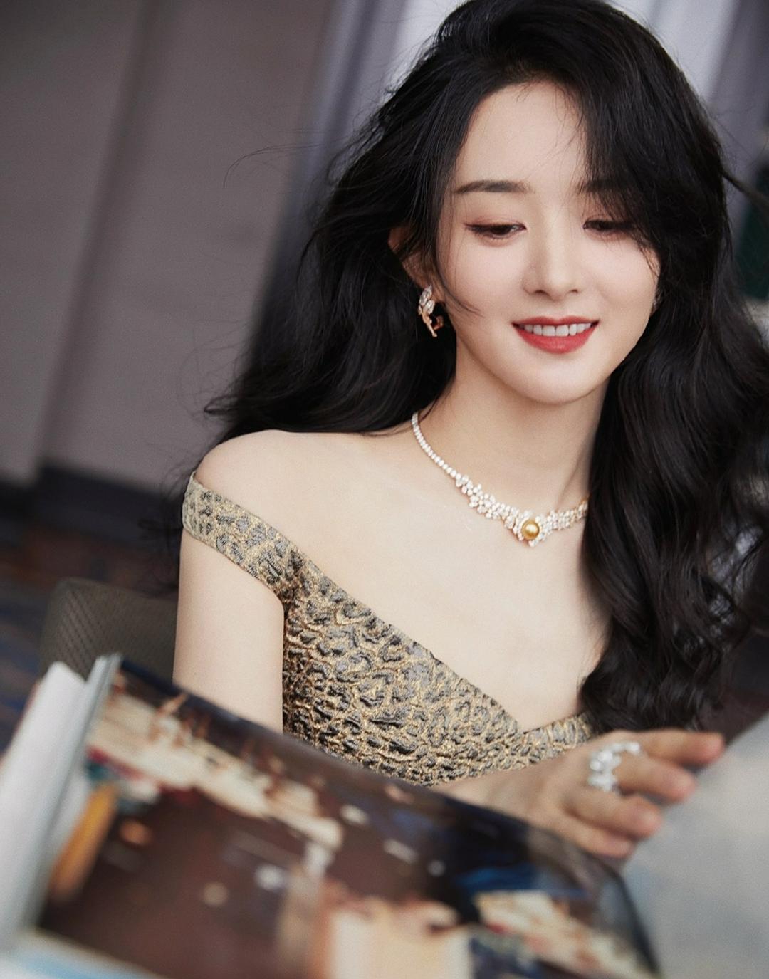 赵丽颖身穿浅棕色石纹印花长裙搭配卷发,优雅大方