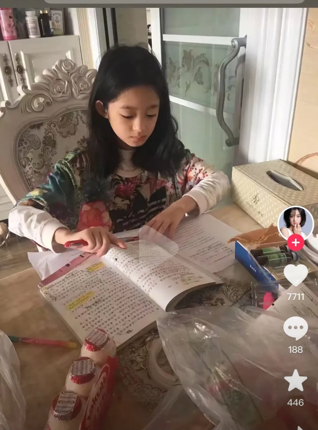 这姑娘一看就不像富n代啊 且不说她小时候照片