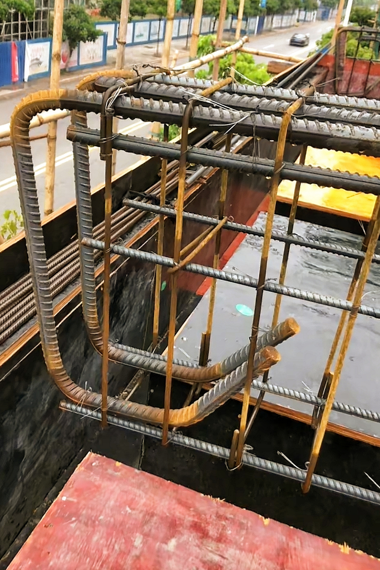 悬挑梁的受力钢筋要放在上方,不要再被忽悠了