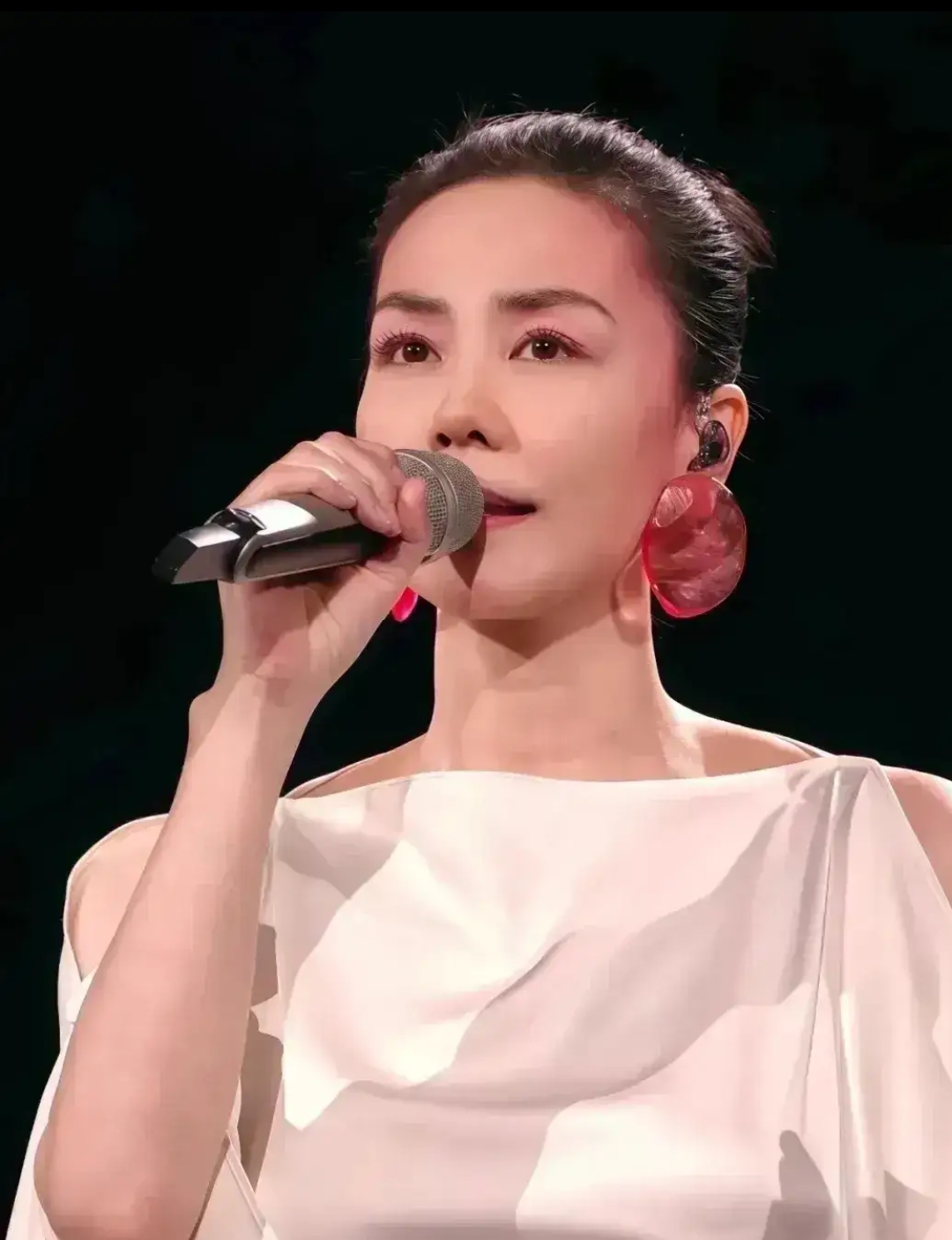 我们都被王菲的才华所迷惑了原来她不仅在歌唱领域有着出色的表现