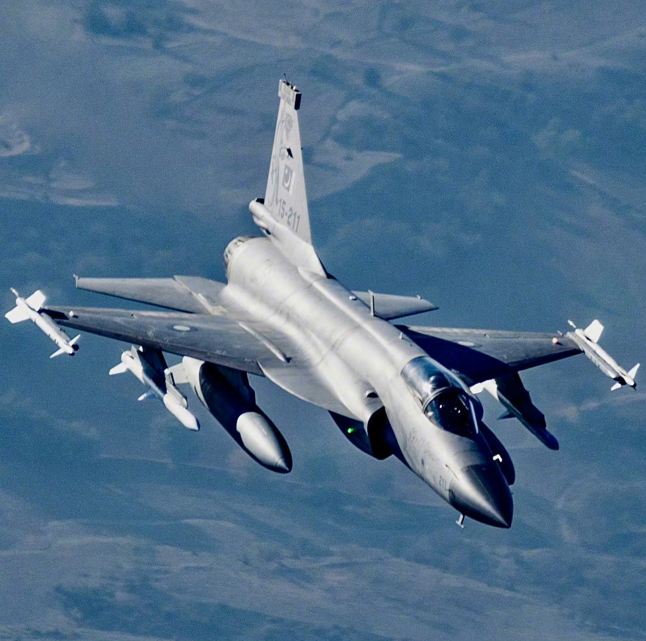 17"雷霆"(中方编号fc-1,代号"枭龙" )战斗机,在印度