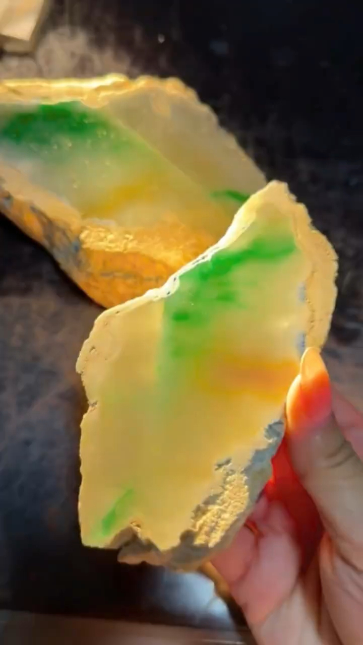 惨不忍睹的翡翠翡翠原石,一刀切开惊艳众人