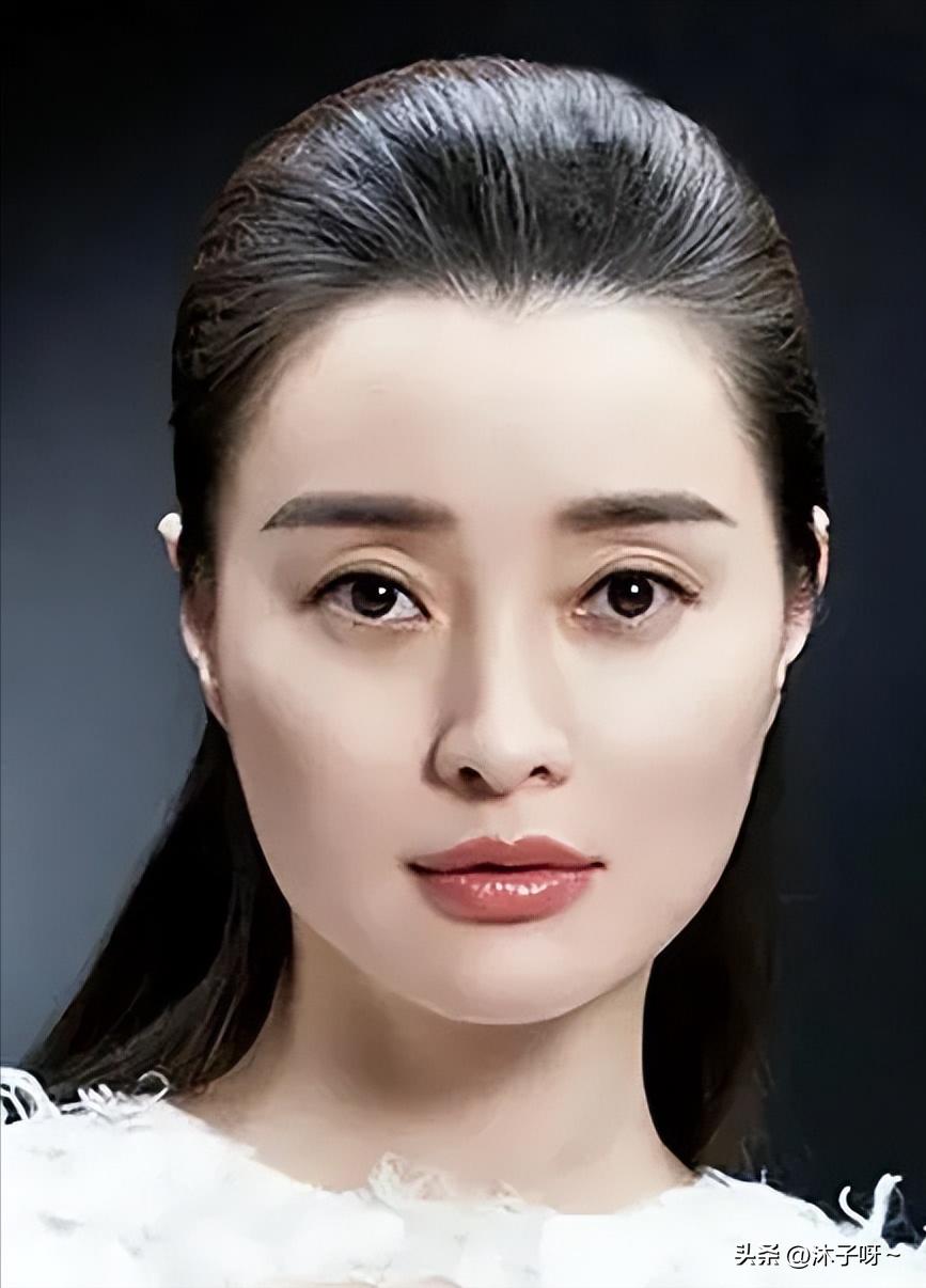 她杏眼藏波,似春水映梨花,举手投足尽是画里才有的端丽风仪