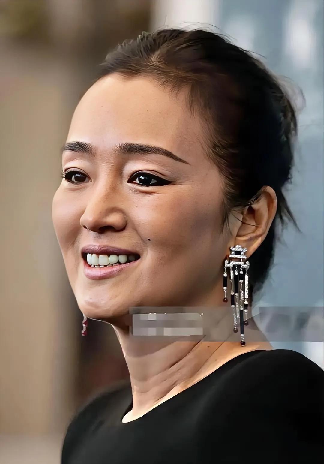 60岁的巩俐自带松弛感滤镜,眼角细纹是时光吻过的纹路,黑痣如星子落