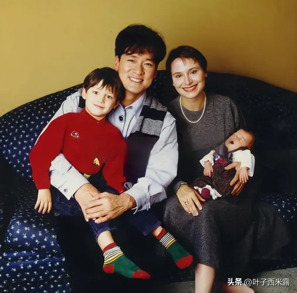 一张全家福里,周华健妻子康粹兰年轻时美貌惊人