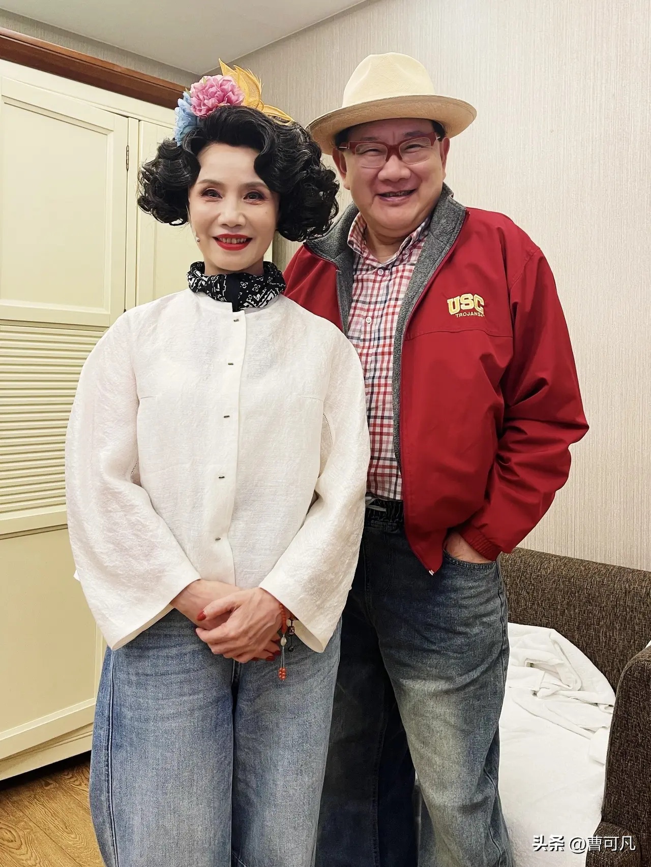 应徐俐之邀观话剧《日出》,曾与其同台主持,她松弛自然的主持风格令人