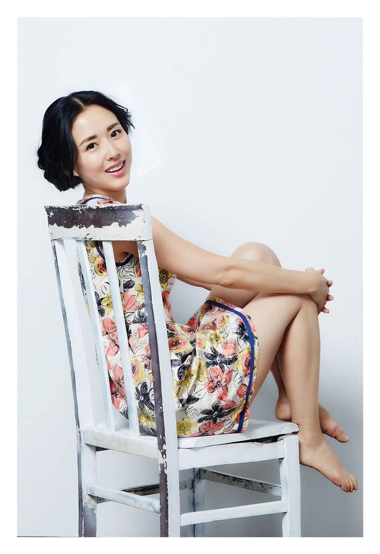 颜丹晨颜值出众,其美腿纤细修长,玉足精致动人,将优雅与灵动完美融合