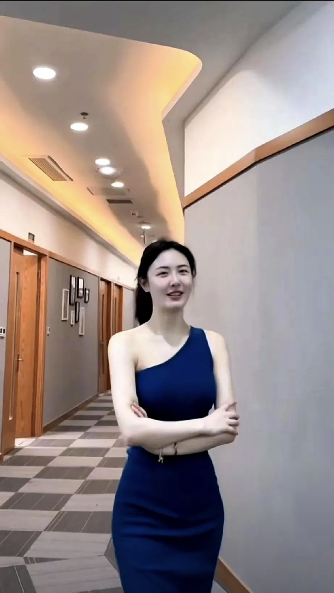 他在街头随机向女子索要联系方式一整晚下来总共找了49个女孩令人