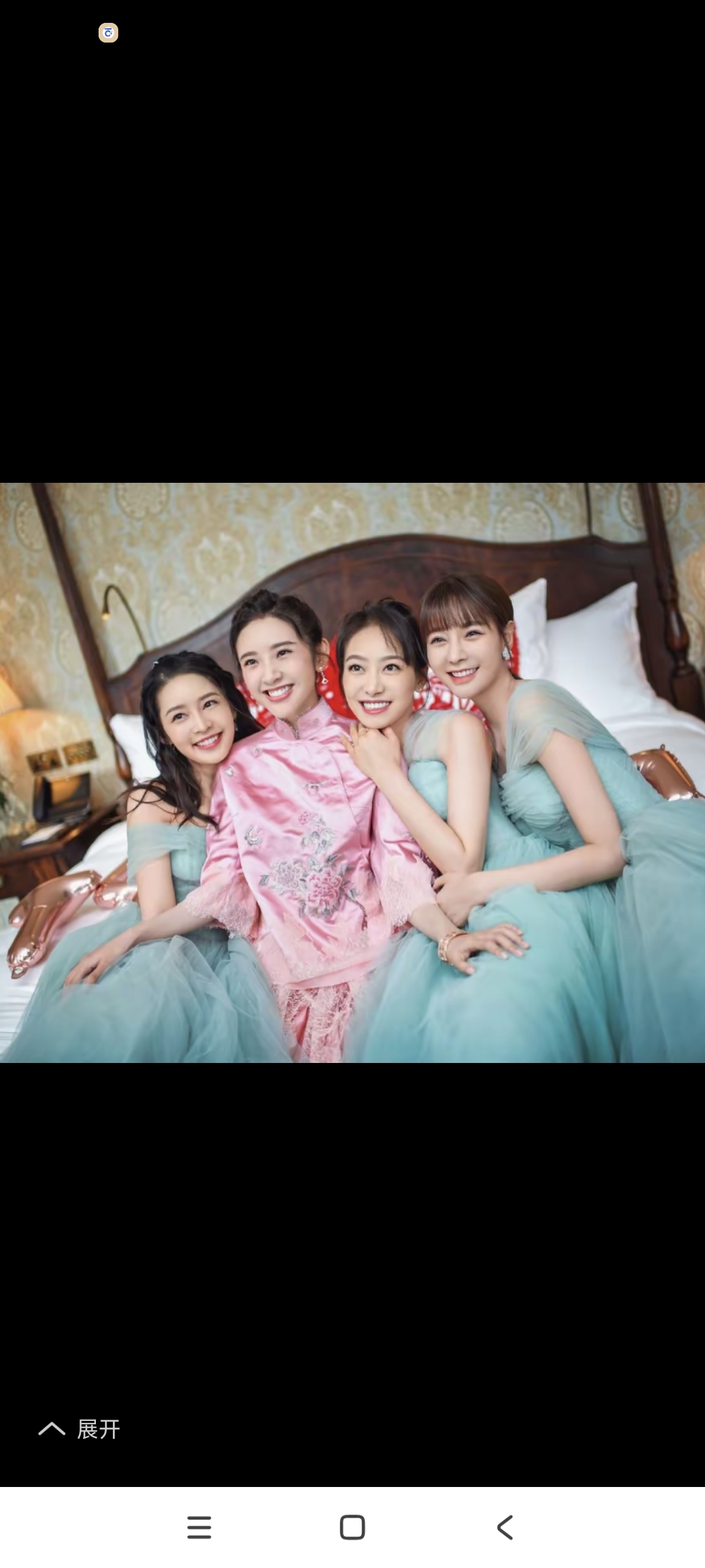 张若昀陪女儿路边玩墩子!