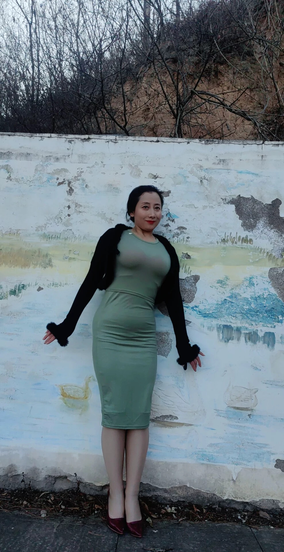 绿色连衣裙,肉丝丝袜,红色高跟鞋