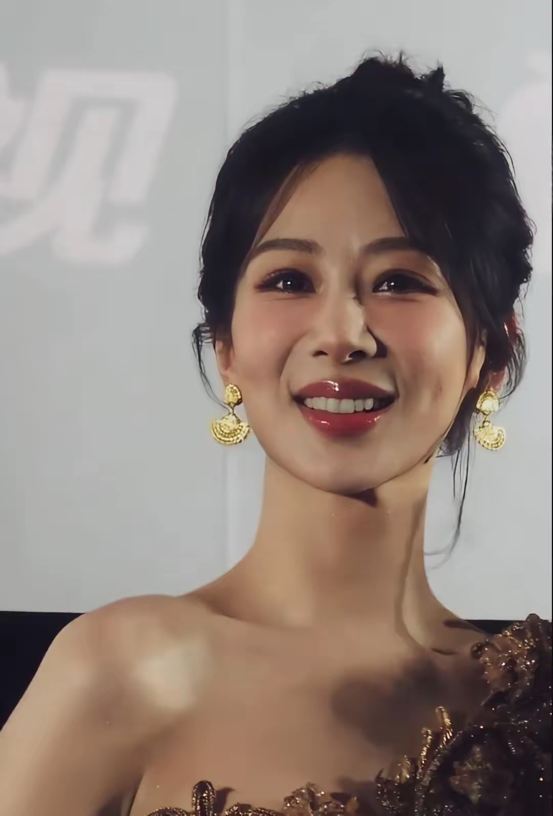 真实自然的杨紫瘦了好多,酒窝甜甜的,天鹅颈很优越