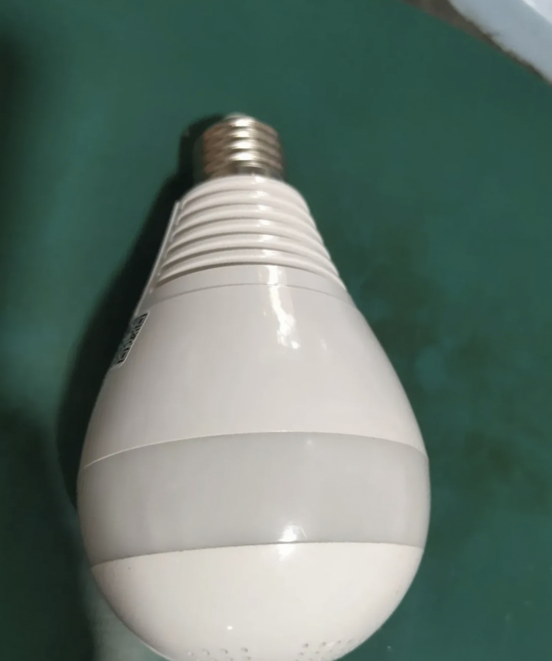 灯泡式的监控,主要是安装简单,只要拧到220的灯座上,设置一下就可以在