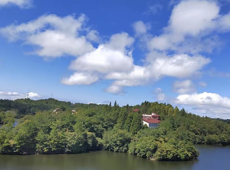 海拔1550左右,国家级森林公园,天上黄水避暑胜地,下图是黄水月亮湖