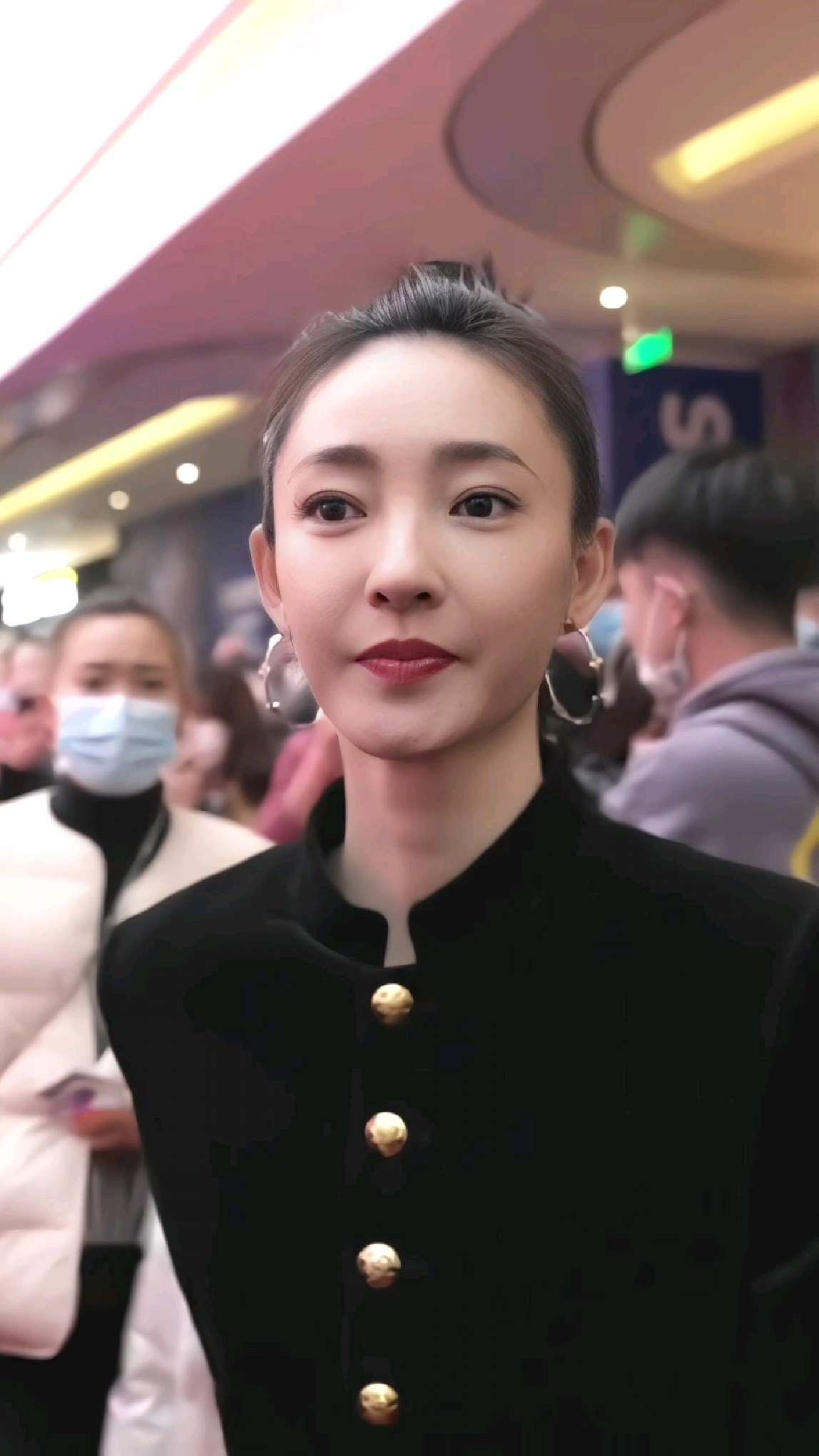 素颜王丽坤 40岁依然美丽动人,尤其是那瓜子脸蛋,典型的东方美人