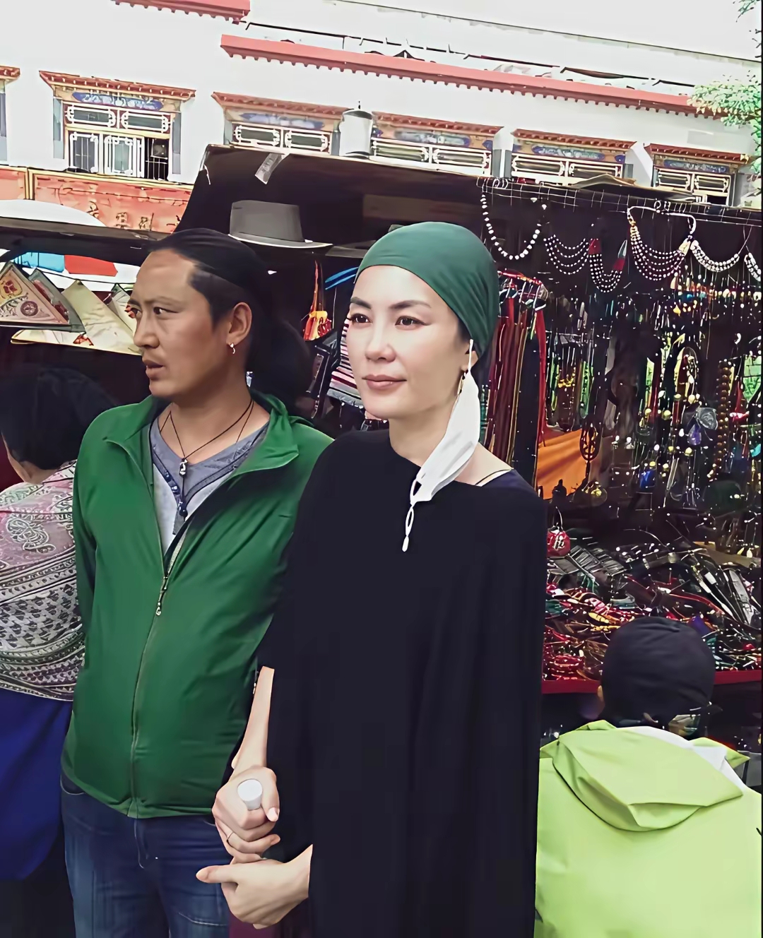 56岁的王菲现身西藏打扮的很高级不愧是经常拜佛的人看起来慈眉善