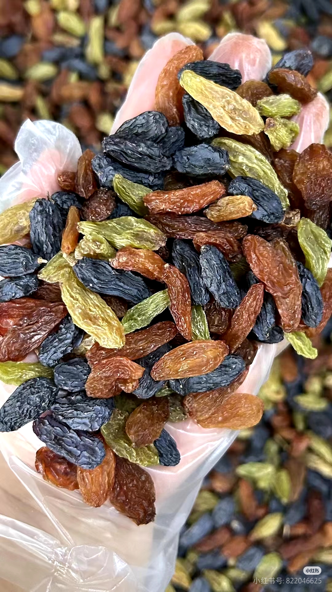 绿色葡萄干:含有无核白等品种,口感多为酸甜,皮薄肉厚,清爽且肉质