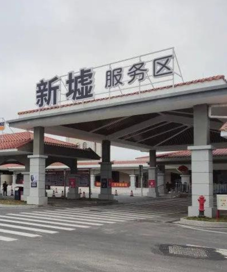 这次阳江服务区真是亏到姥姥家了,有人拍摄到服务区已经门可罗雀,似乎