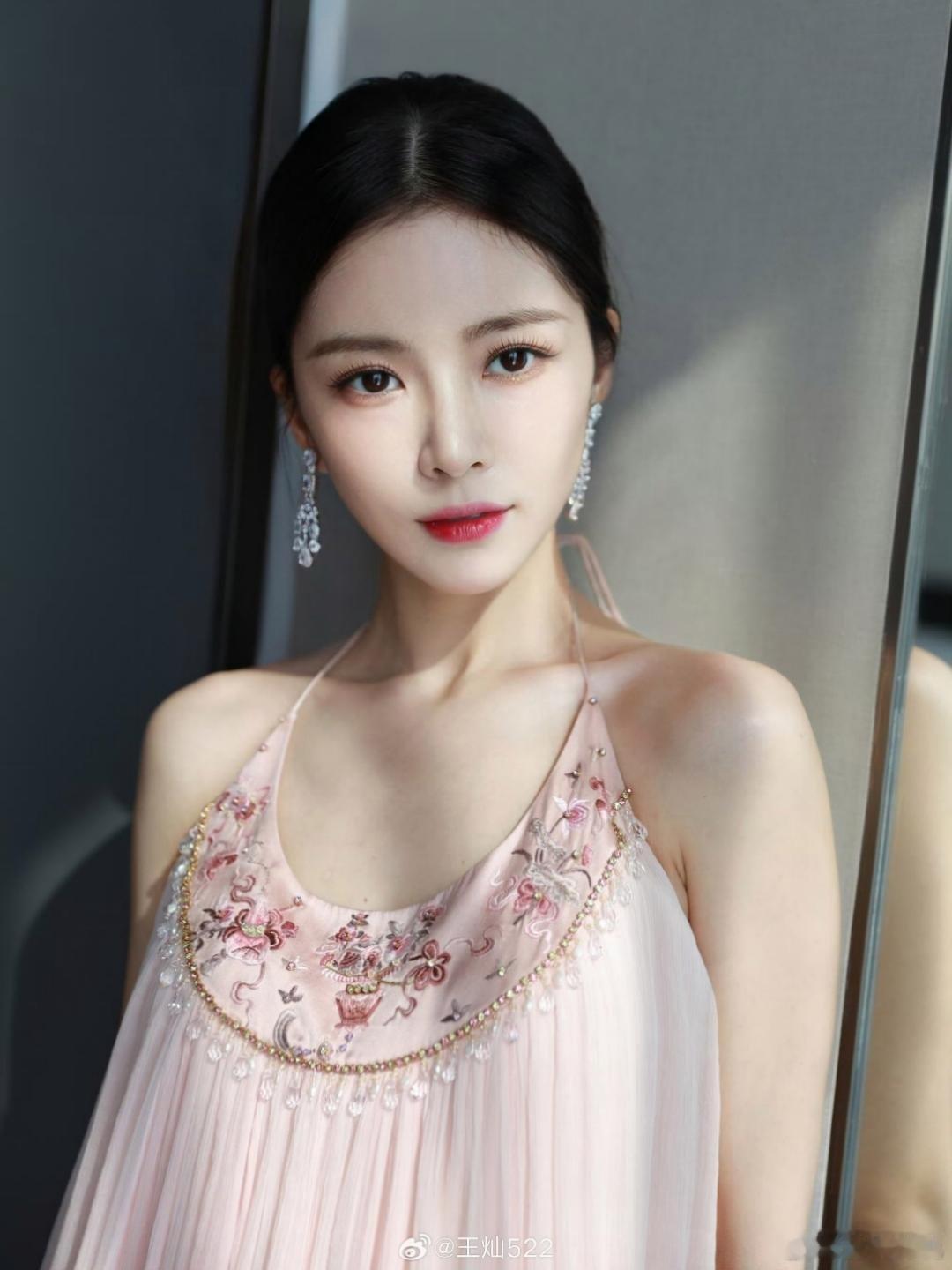 杜淳妻子王灿透露,在粉丝的建议下,为了美貌和天鹅颈去打了肉毒杆菌