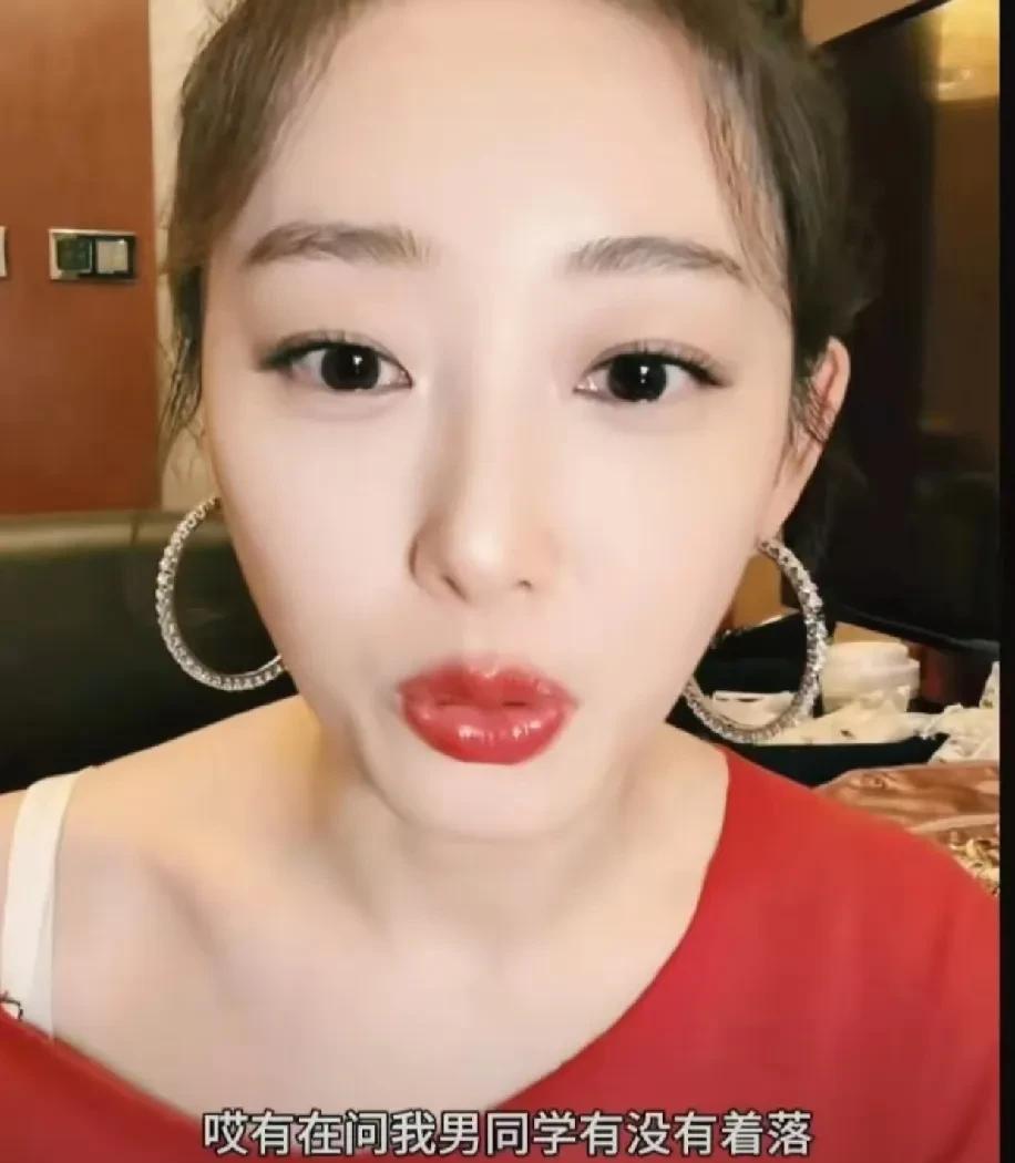 蒋梦婕在直播的时候说,自己暗恋的男生是吴谨言的同班同学,自己虽然在