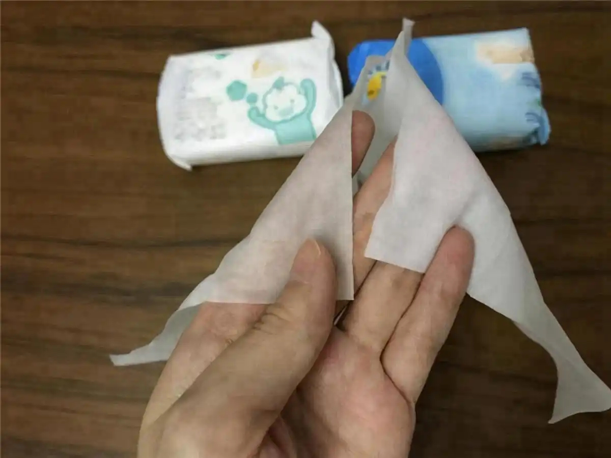 有一种"奢侈"是用湿纸巾擦宝宝屁股,爸妈轻松,孩子遭罪