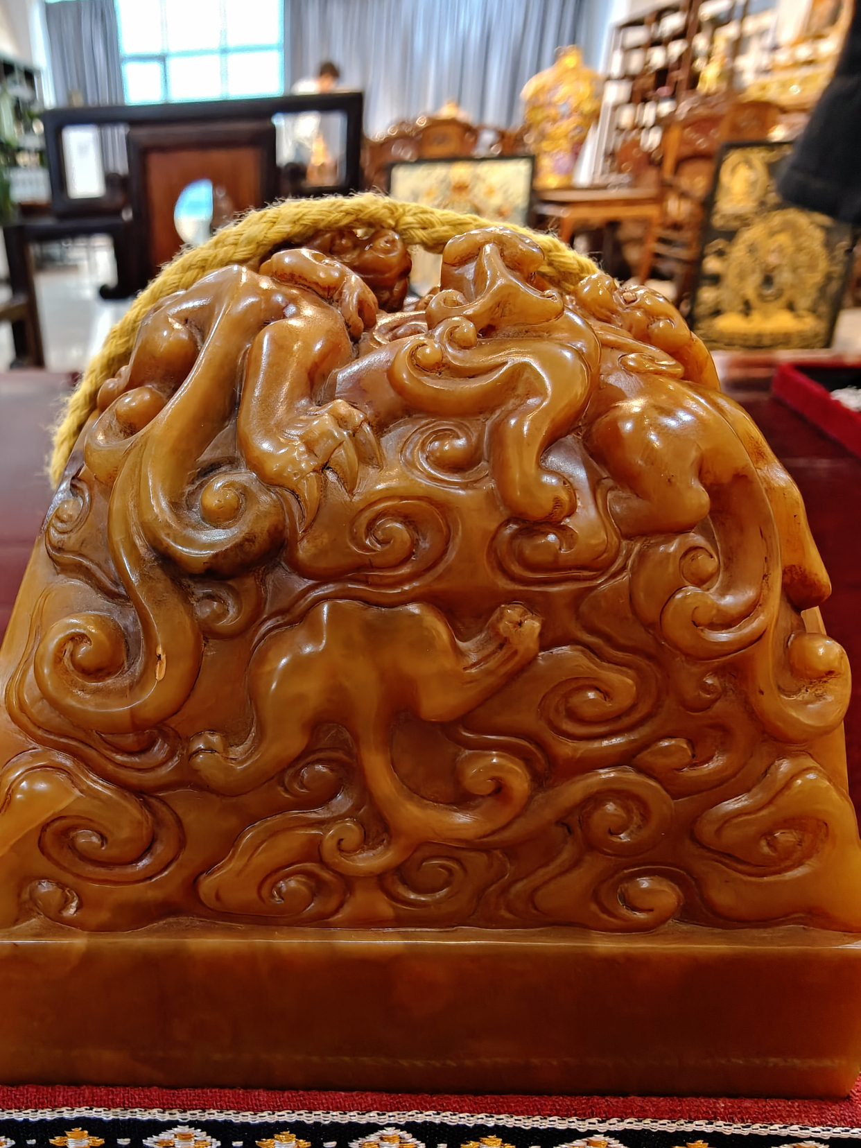 此田黄印章,材质名贵,色如蜜蜡,质地凝腻温润,印钮雕螭龙盘踞