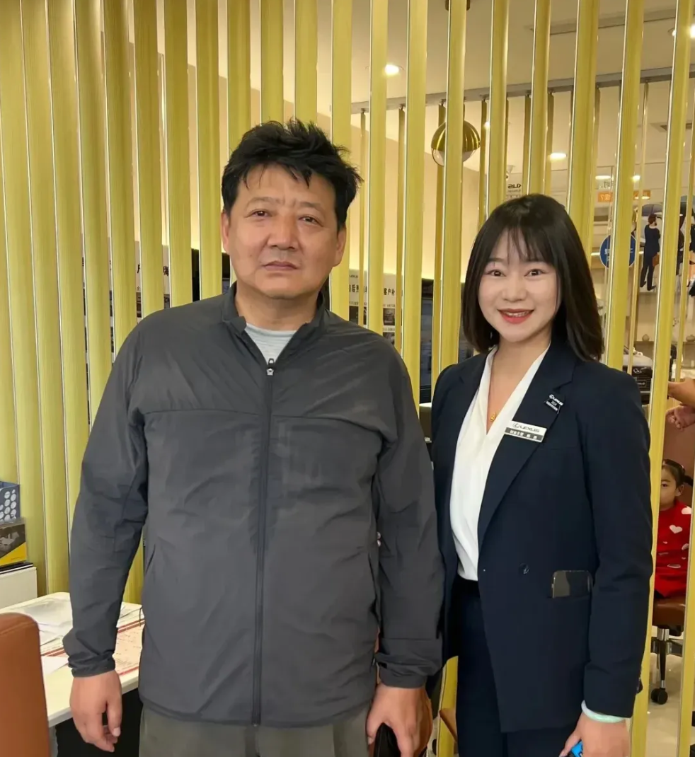 也不浪费时间,比坐店里喝个咖啡王砚辉王砚辉一家三口照片王砚辉合影