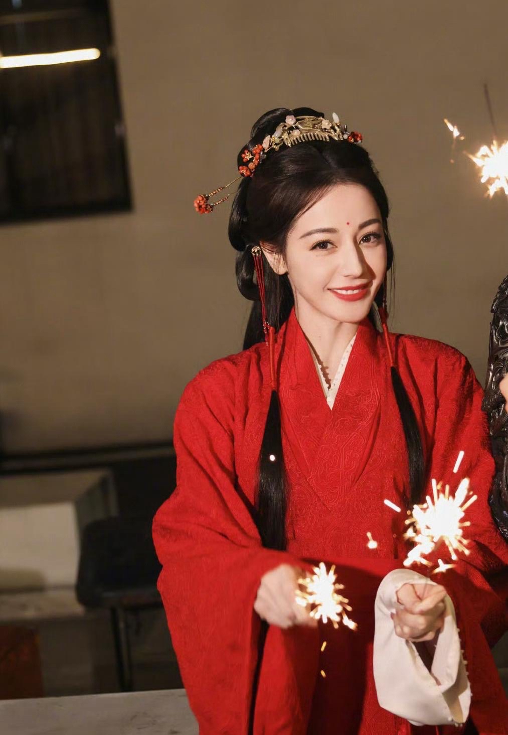 迪丽热巴和陈飞宇没情况,更不存在陈红从中阻挠一说